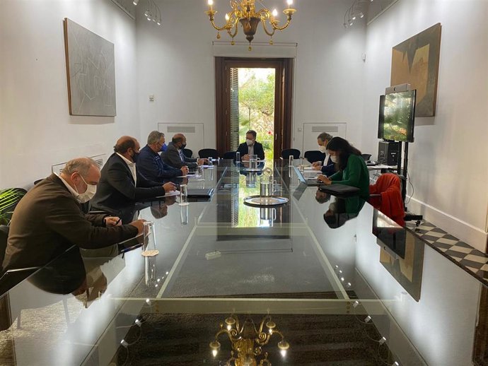 Reunión del conseller de Movilidad y Vivienda, Josep Marí Ribas, con representantes del sector naútico.