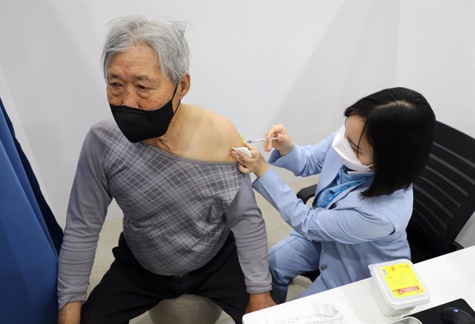 01 April 2021, South Korea, Jeju Island: An elderly citizen receives a dose of the Pfizer-BioNTech coronavirus (COVID-19) vaccine at an inoculation centre on the country's southern Jeju Island, as the inoculations for people aged 75 or older began acros