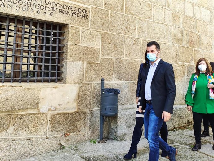 Luis Tudanca en su visita al municipio de Ledesma (Salamanca).