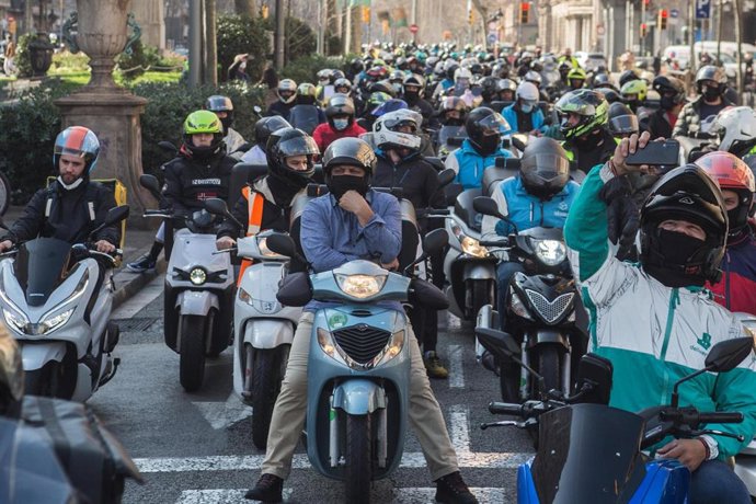 Archivo - Marcha de repartidores en Barcelona para pedir mejoras laborales, en una imagen de archivo