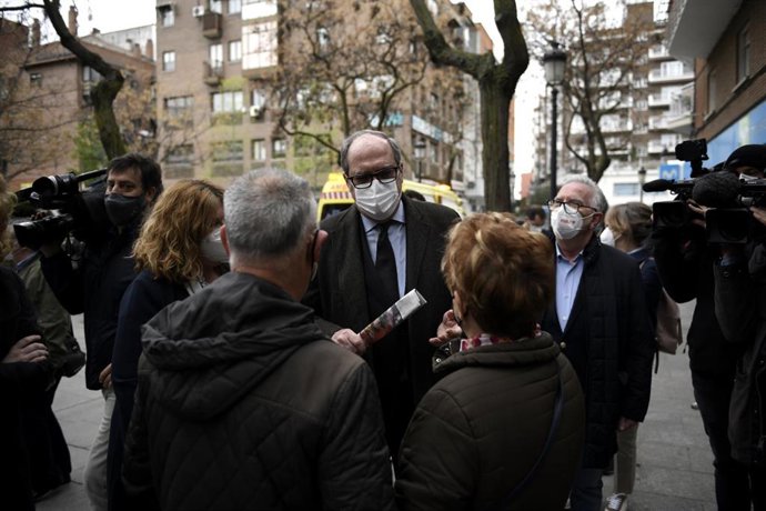 El candidato del PSOE a la Presidencia de la Comunidad de Madrid, Ángel Gabilondo (c), durante su visita por Alcorcón