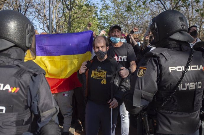 Varias personas participan en la concentración convocada en Vallecas contra Vox en la Plaza de la Constitución de Vallecas.