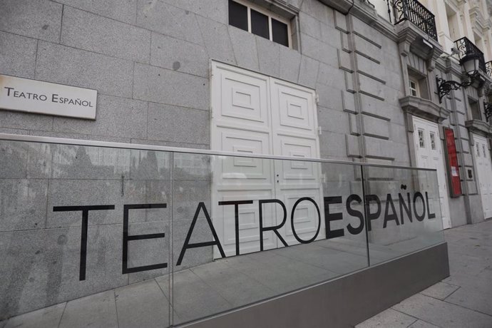 Archivo - Entrada al Teatro Español.