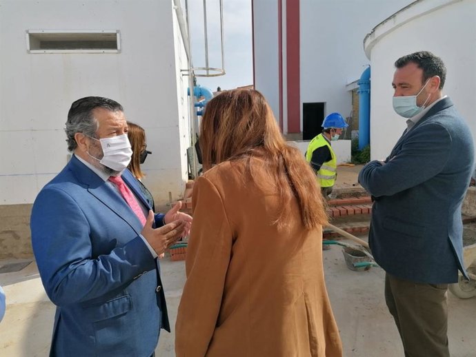 El delegado de Regeneración, Justicia y Administración Local en Huelva, Alfredo Martín, en su visita a Chucena (Huelva).