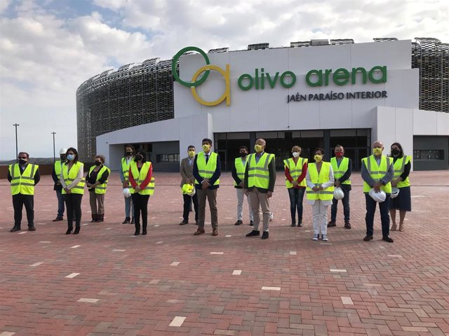Autoridades posan ante el Palacio de Deportes Olivo Arena.