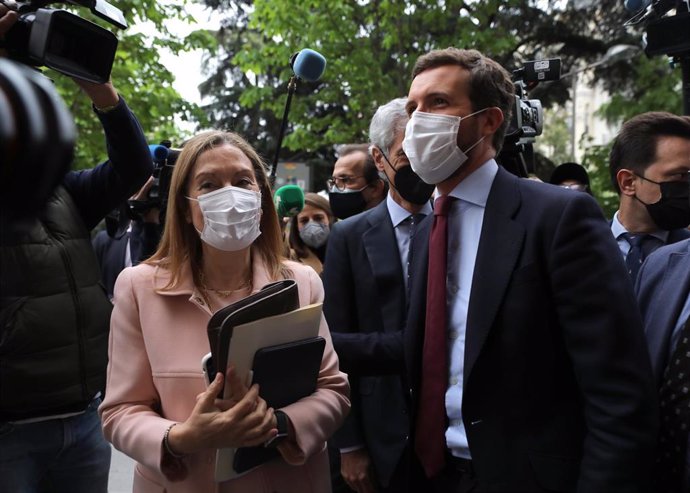 La vicepresidenta segunda del Congreso, Ana Pastor; conversa con el presidente del PP, Pablo Casado, a su llegada a la Jornada sobre Sociedad y Sanidad 'Reformas en políticas y gestión sanitarias', a 8 de abril de 2021, en Madrid, (España). 