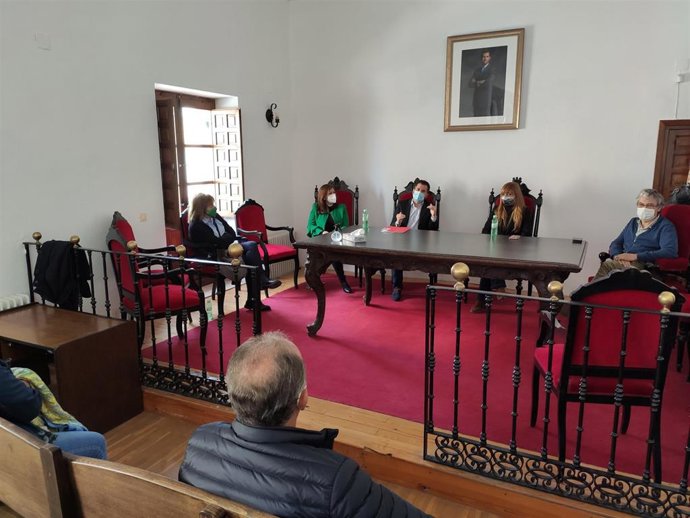 Luis Tudanca en la reunión en Ledesma con alcaldes de la zona y representantes del AMPA del colegio de la localidad.