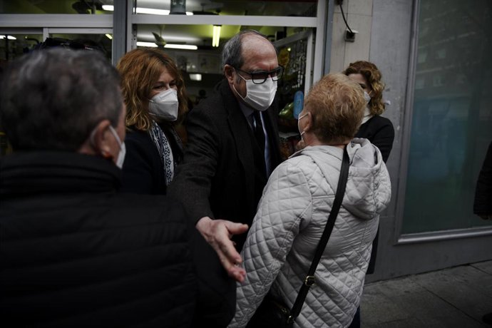 El candidato del PSOE a la Presidencia de la Comunidad de Madrid, Ángel Gabilondo (c), conversa durante su visita por Alcorcón