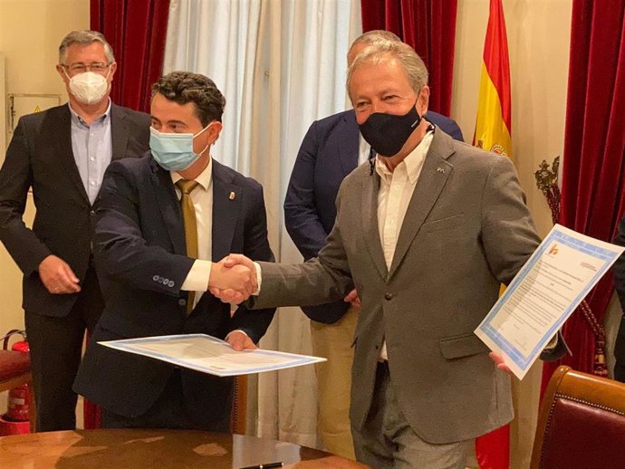 El alcalde de Albudeite, José Luis Casales, junto al periodista Francisco Lobatón