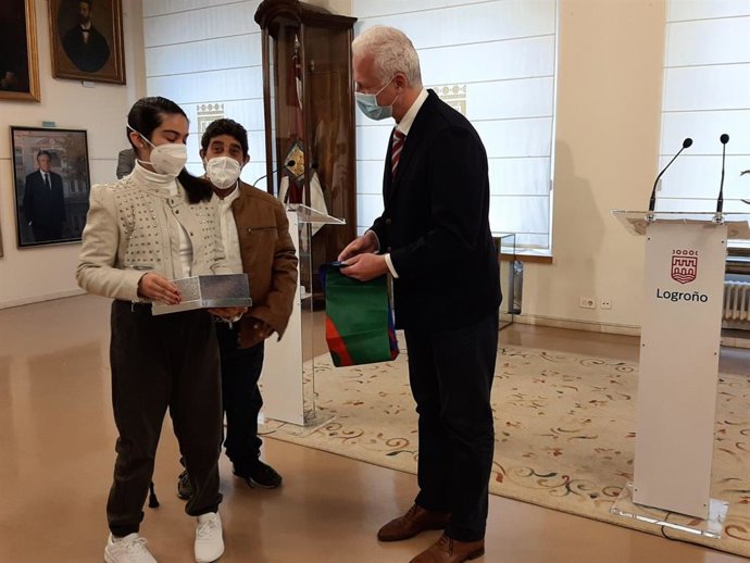 El alcalde de Logroño, Pablo Hermoso de Mendoza, recibe la bandera del pueblo gitano