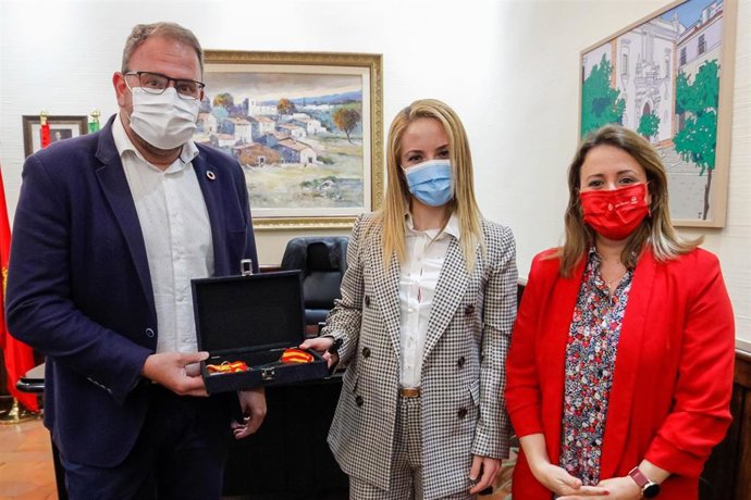 El alcalde de Mérida recibe a la karateka Nuria Escudero