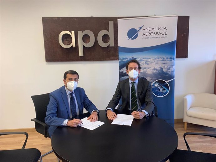El director de APD en la Zona Sur, Felipe Medina Abascal, y el director general de Andalucía Aerospace, Juan Román Gallego.