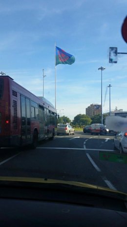 La bandera del pueblo gitano ondeando
