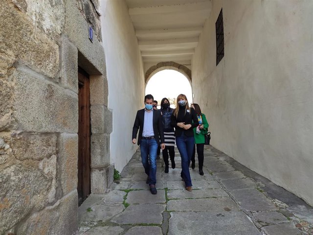 Luis Tudanca Junto A La Alcaldesa De Ledesma, Patricia Martín, En Su Visita A La Localidad.