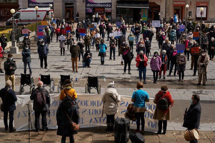 Varias personas en una manifestación en homenaje a los residentes fallecidos por coronavirus en la Plaza de la Diputación de Vitoria, País Vasco (España), a 20 de marzo de 2021.