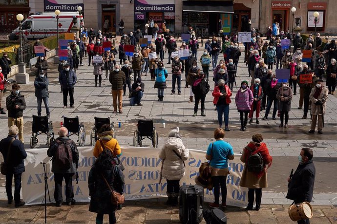 Varias personas en una manifestación en homenaje a los residentes fallecidos por coronavirus en la Plaza de la Diputación de Vitoria, País Vasco (España), a 20 de marzo de 2021.