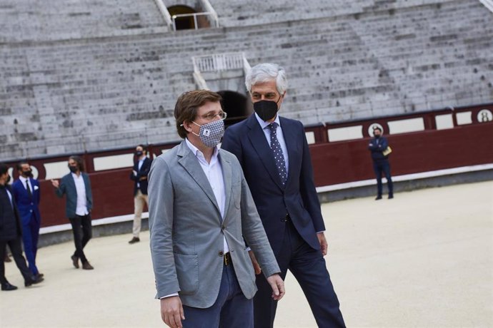 El alcalde de la capital, José Luis Martínez-Almeida y el diputado del PP, Adolfo Suárez Illana durante su visita a la plaza de toros de Las Ventas.