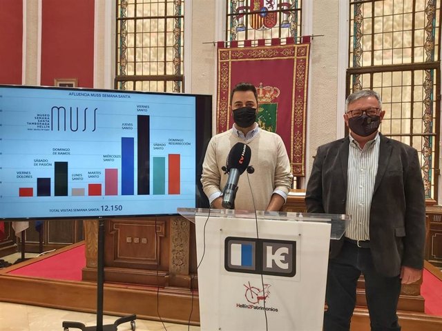 El alcalde de Hellín, Ramón García, y el concejal de Semana Santa, Emilio Pinar, en rueda de prensa