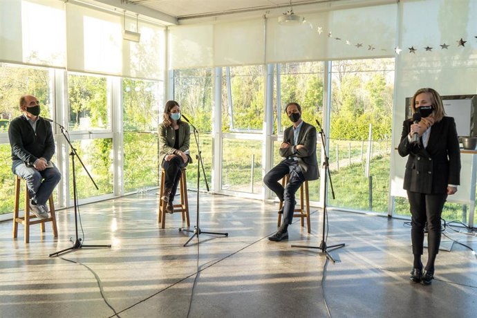 Izaskun Goñi, durante su intervención, junto con el filósofo Daniel Innerarity (Globelnance), María Jorqui (UPNA) y Ángel Alonso (NavarraBiomed)