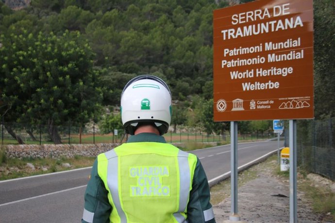 Un agente de la Guardia Civil en una de las carreteras de la Serra de Tramuntana.