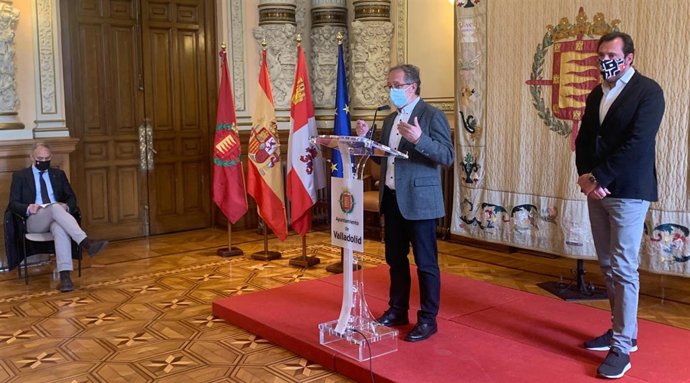 Rueda de prensa en la que se han presentado el Plan Municipal de Vivienda y el convenio para alquiler solidario con la UVA.