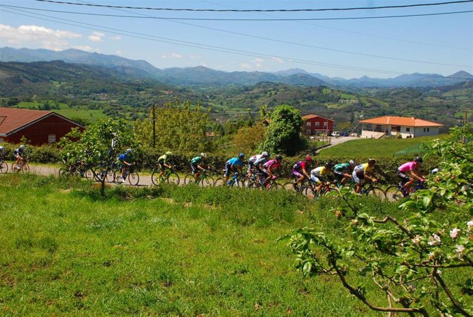 Archivo - Ciclismo.- La Vuelta a Asturias volverá a disputarse en 2021 y contará con el Movistar Team 