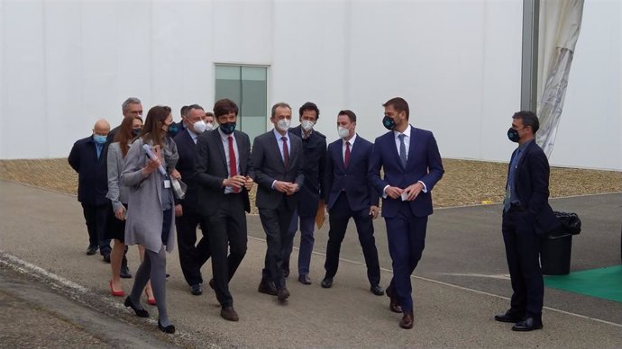 Pedro Duque en su visita a la planta mAbxience de León.