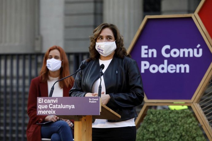 Archivo - La candidata de los Comuns a la presidencia de la Generalitat, Jéssica Albiach (i), y la alcaldesa de Barcelona, Ada Colau (d), durante el acto de inicio de campaña electoral de En Comú Podem para los comicios del 14-F, en la Facultad de Medic