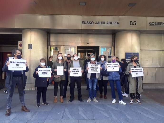 Los sindicatos registran la huelga del 22 de abril contra la temporalidad y destrucción de empleo público en Euskadi.