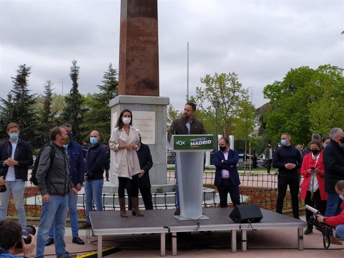 El presidente de Vox, Santiago Abascal, y la candidata a las elecciones de la Comunidad de Madrid, Rocío Monasterio.