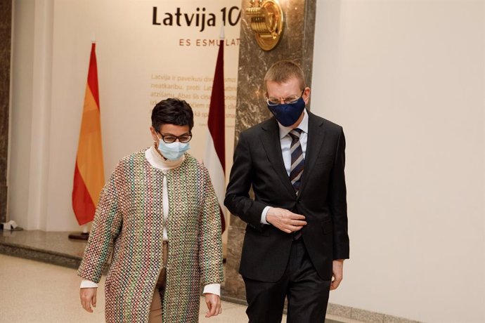 La ministra de Asuntos Exteriores, Arancha González Laya, con su homólogo de Letonia, Edgars Rinkevics, durante su visita a Riga