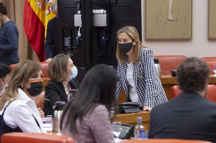 La portavoz del PP en el Congreso de los Diputados, Cuca Gamarra (i), conversa con la vicepresidenta segunda del Congreso de los Diputados, Ana Pastor, durante una Junta de Portavoces