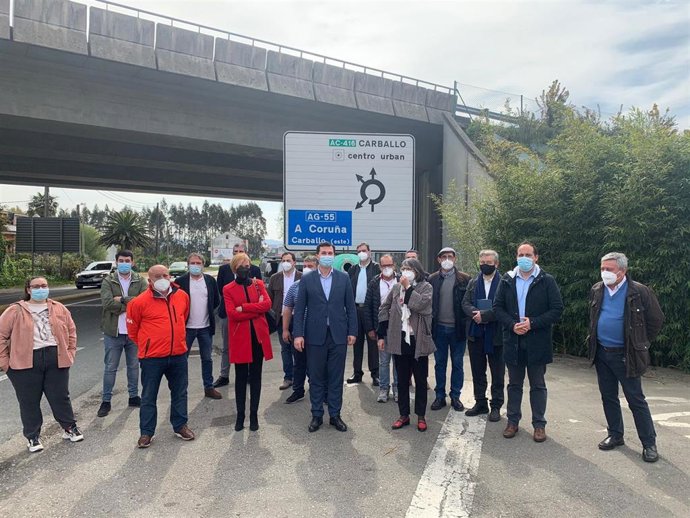 El secretario xeral del PSdeG, Gonzalo Caballero, junto a cargos del PSOE en la comarca de Bergantiños