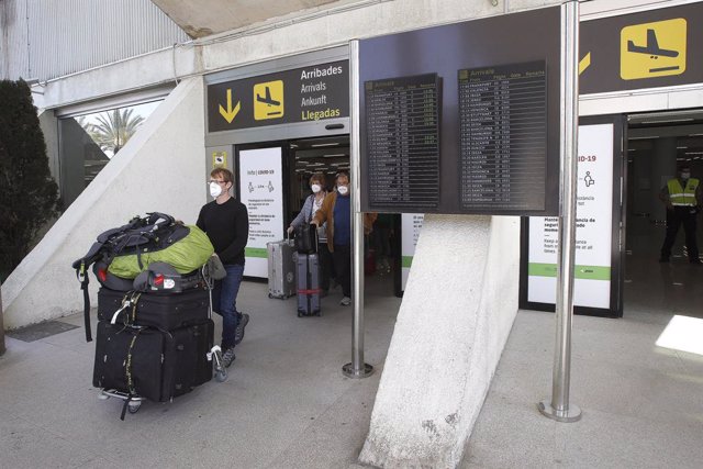 Viajeros internacionales a su llegada al aeropuerto de Palma de Mallorca, Islas Baleares, (España), a 31 de marzo de 2021. Aunque las autoridades gubernamentales alemanas han desaconsejado tanto los viajes nacionales como internacionales debido a la cri