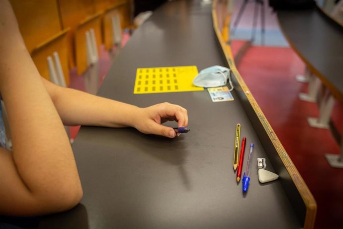 Archivo - Un estudiante coloca sus enseres antes de comenzar los exámenes en una imagen de archivo