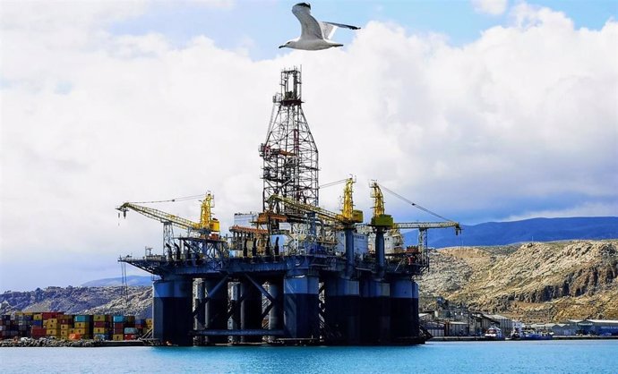 Archivo - Plataforma petrolífera Ocean Confidence atracada en Almería