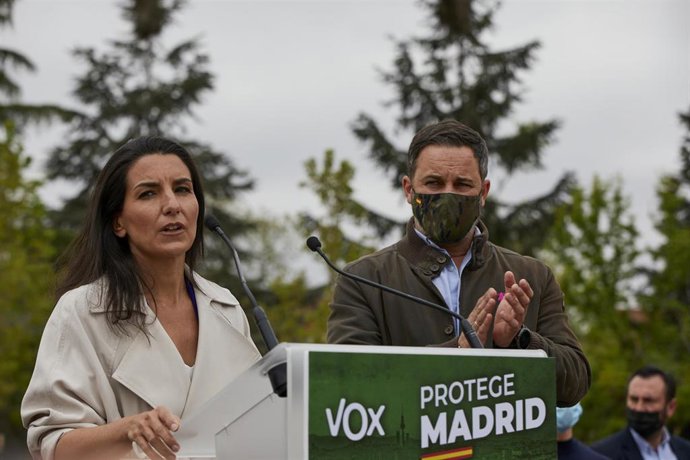 La candidata de Vox a la Presidencia de Madrid, Rocío Monasterio y el líder nacional del partido y director de campaña, Santiago Abascal  intervienen en la Plaza de la Vicalvarada.