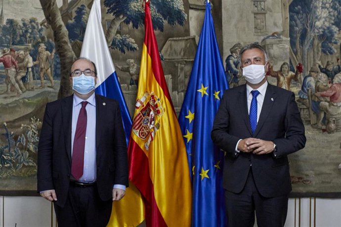 El ministro de Política Territorial y Función Pública, Miquel Iceta,  junto al presidente del Gobierno de Canarias, Ángel Víctor Torres (d), a 6 de abril de 2021, en Madrid (España).