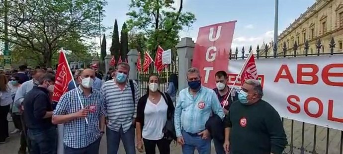 Trabajadores de Abengoa en la concentración de este jueves delante del Parlamento de Andalucía.