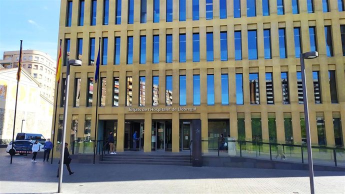 Entrada de los Juzgados de L'Hospitalet de Llobregat (Barcelona), el 8 de abril de 2021.