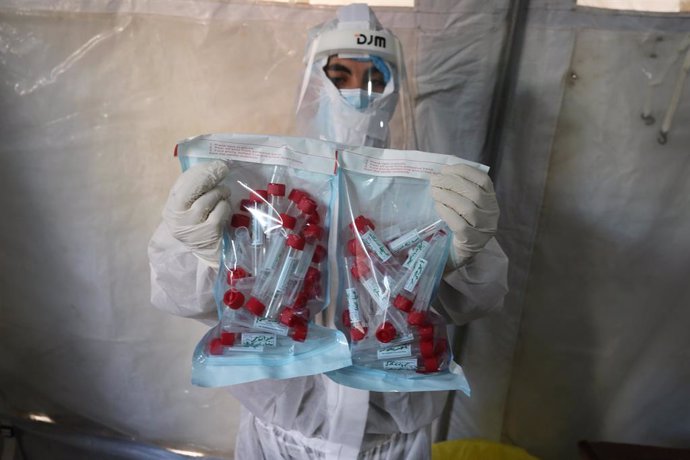 Archivo - Un trabajador sanitario en la Franja de Gaza durante la pandemia de coronavirus