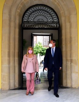 Mamen Sánchez, alcaldesa de Jerez, con Juan Espadas, alcalde de Sevilla, en el ayuntamiento jerezano.