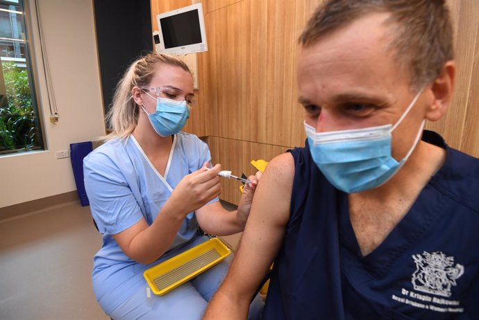 Archivo - Infectious diseases expert Krispin Hajkowicz is being vaccinated during a rollout of the COVID-19 Pfizer vaccine at STARS Metro North Health facility, in Brisbane, Monday, March 1, 2021. Australia has recently began its roll out of the Pfizer 