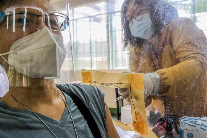 Administración de la vacuna contra la COVID-19 en Filipinas.