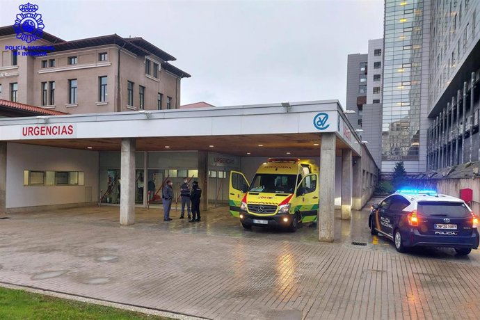 Coche policial en el Hosptal Valdecilla