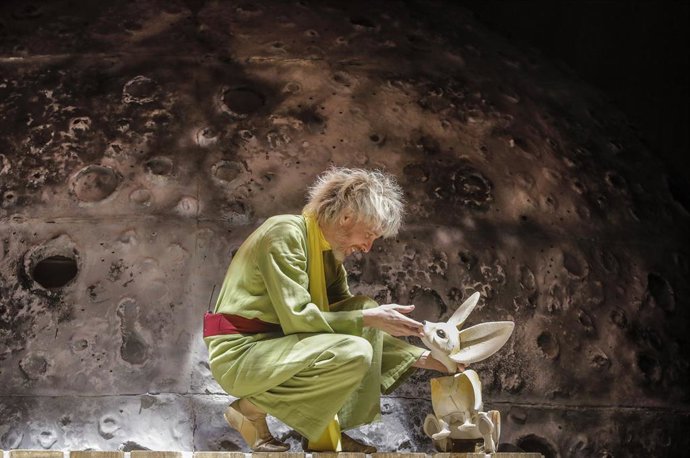 Un dels actors protagonistes, durant l'entrada grfica de l'obra de Teatre Musical 'Antoine', en el Teatre Olympia, a 8 d'abril de 2021, a Valncia, Comunitat Valenciana (Espanya). 