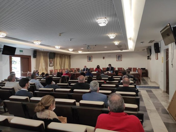 Reunión de la delegada de Turismo con empresarios de Mijas junto al alcalde, Josele González y el edil de Turismo, José Carlos Martín