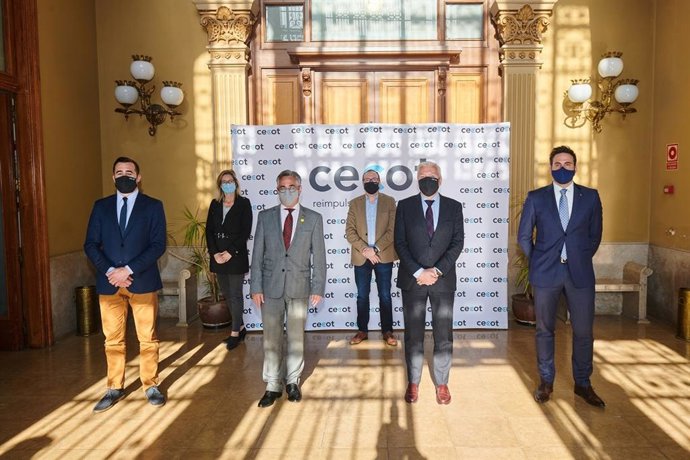 El encuentro entre el conseller de Empresa y Conocimiento, Ramon Tremosa, y el presidente de Cecot, Antoni Abad