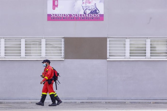 Archivo - Dos militares de la Unidad Militar de Emergencias (UME) crealizando labores de rastreo de contactos estrechos de Covid-19.