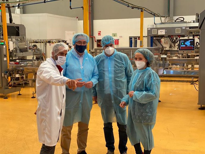 Teresa Mallada, a la derecha